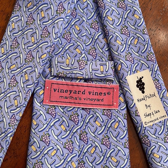 Vineyard vines wine opener and grape motif tie - Picture 2 of 3